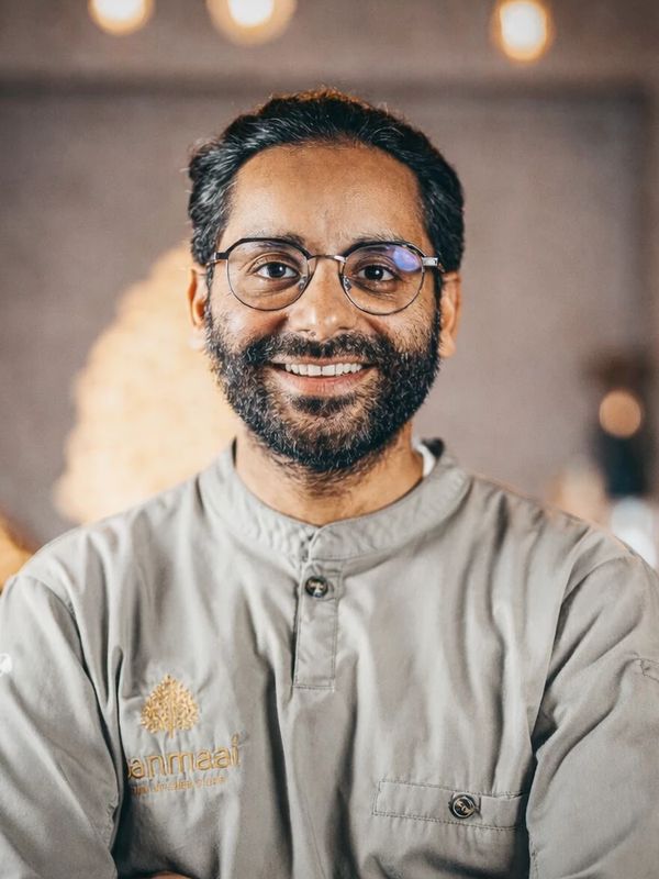 Parminder Bhinder, Gastgeber im banmaai, im Gastraum